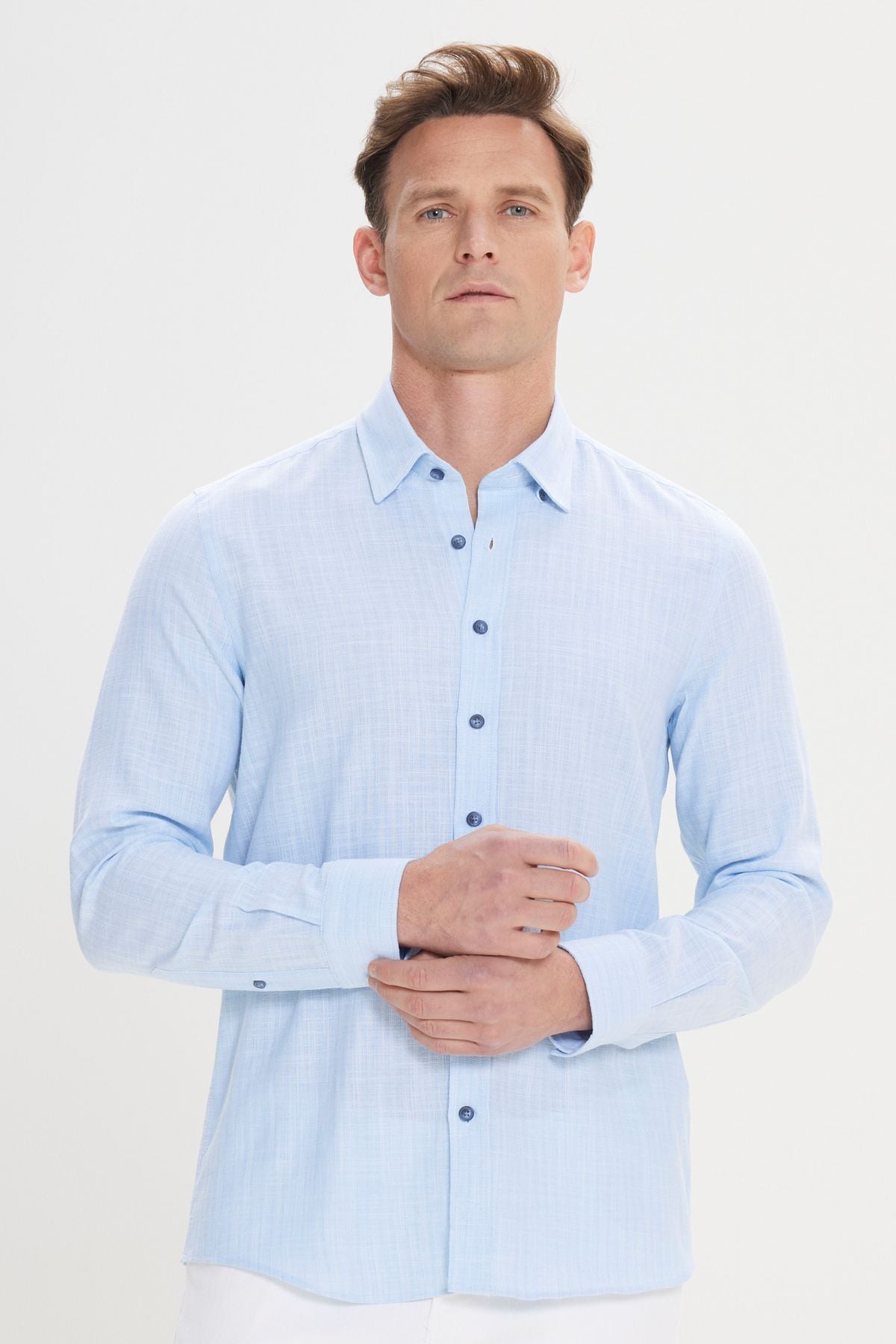 Men's light blue 100 %cotton slim fit narrow cut hidden buttoned collar linen -looking pennant shirt