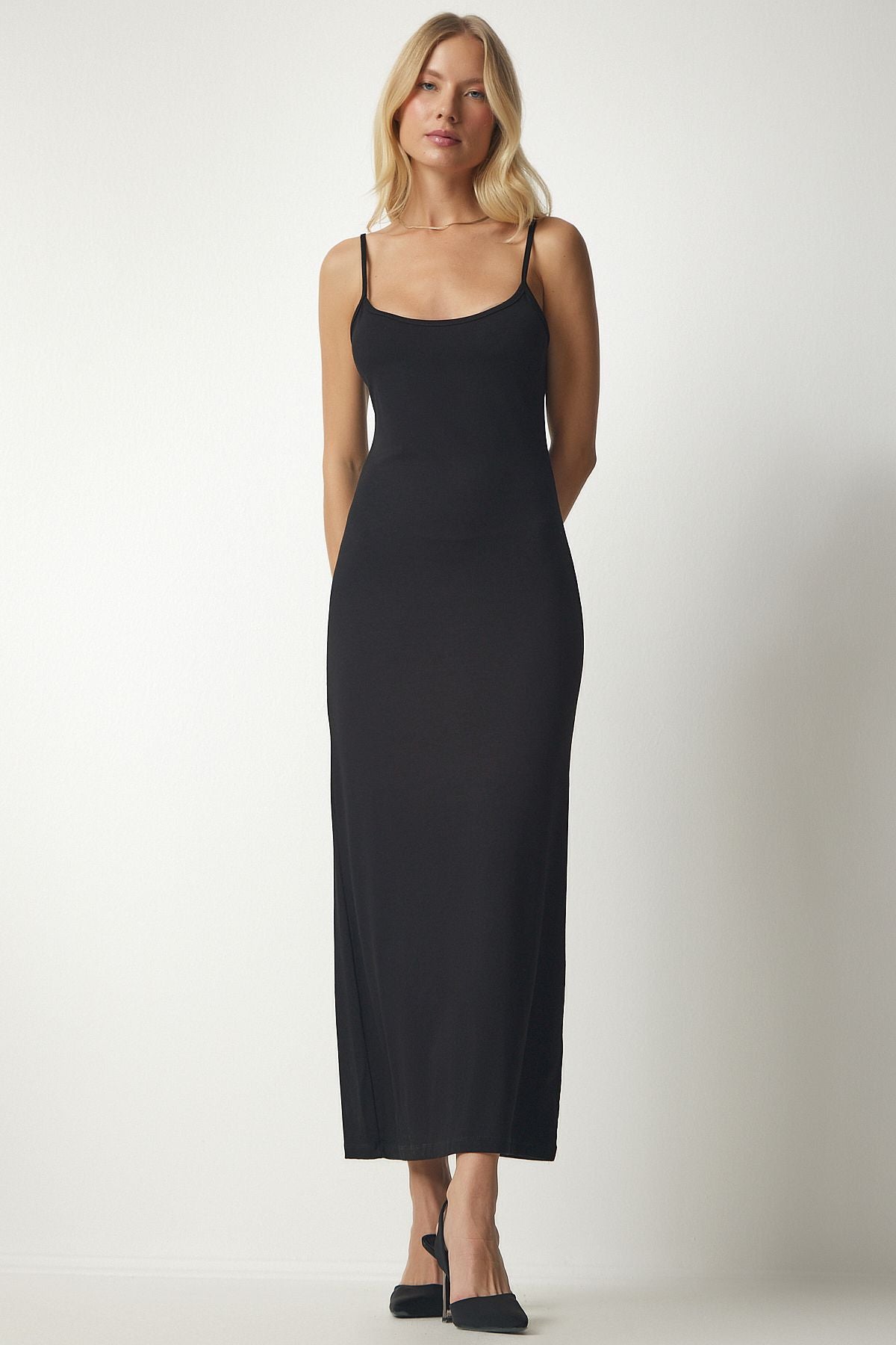 Flexible knitted dress surrounding the body with a woman black strap UB00157