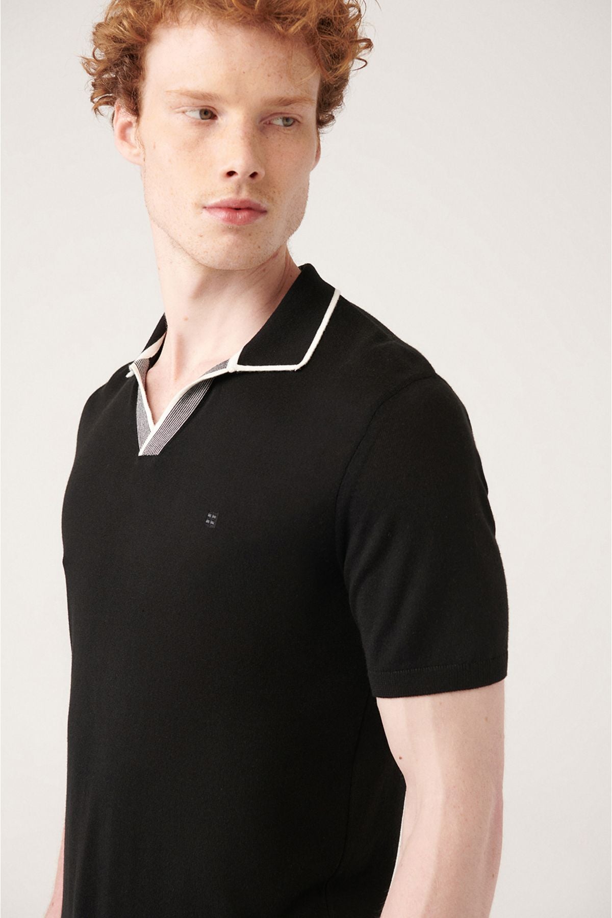 Men's black button-free patı line detailed riban knitwear T-shirt A31y5110
