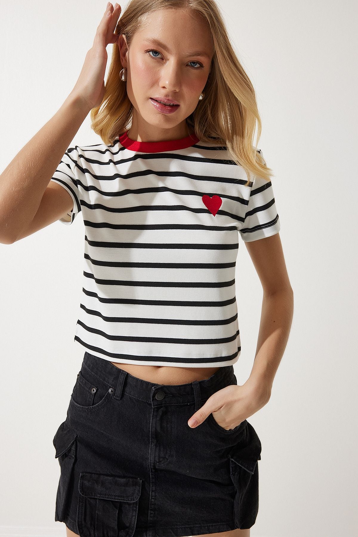 Woman White Heart Embroidery Striped Cotton Knitting T-Shirt CR00432