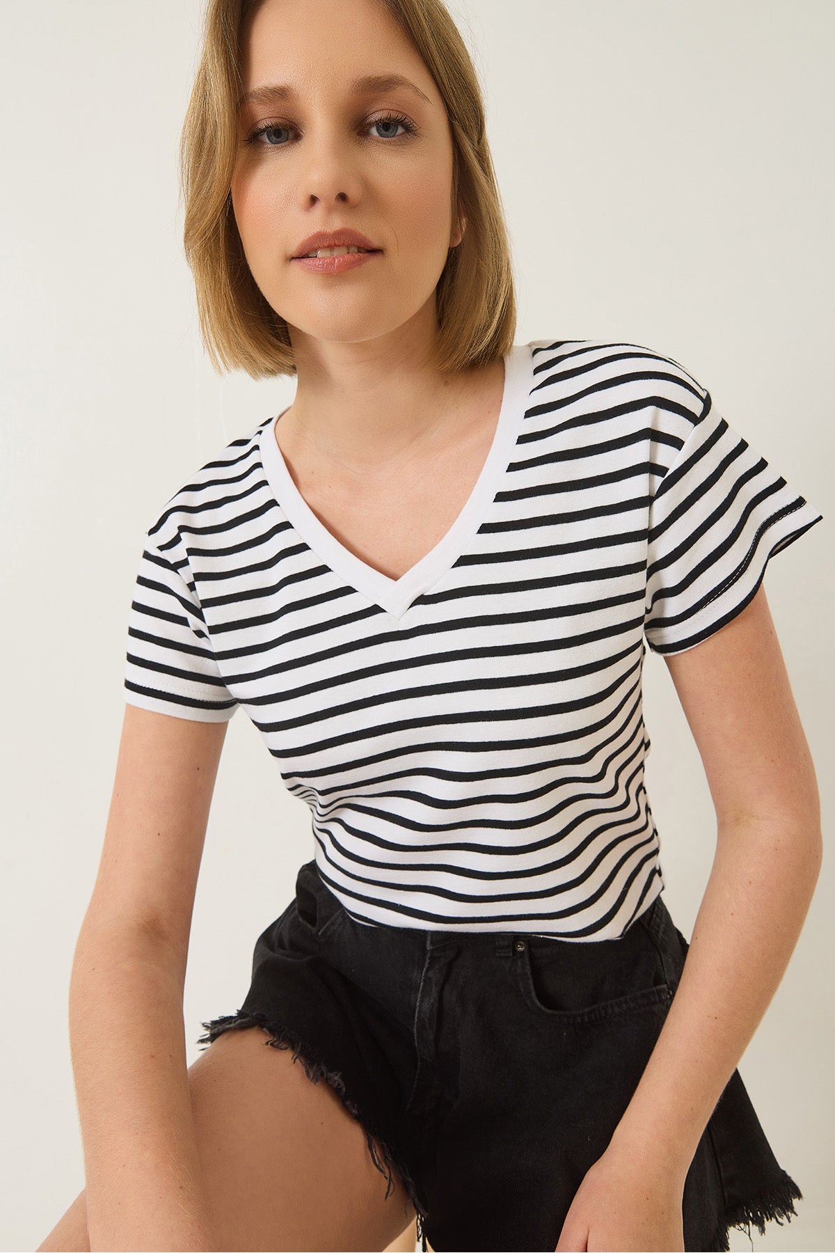 Women's V-Neck Striped Comfortable Fit Basic T-Shirt 60283205