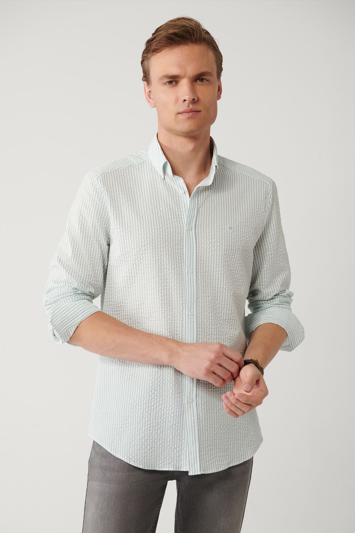Easy ironing shirt with a lighter blue button collar waffle pocket A41y2082