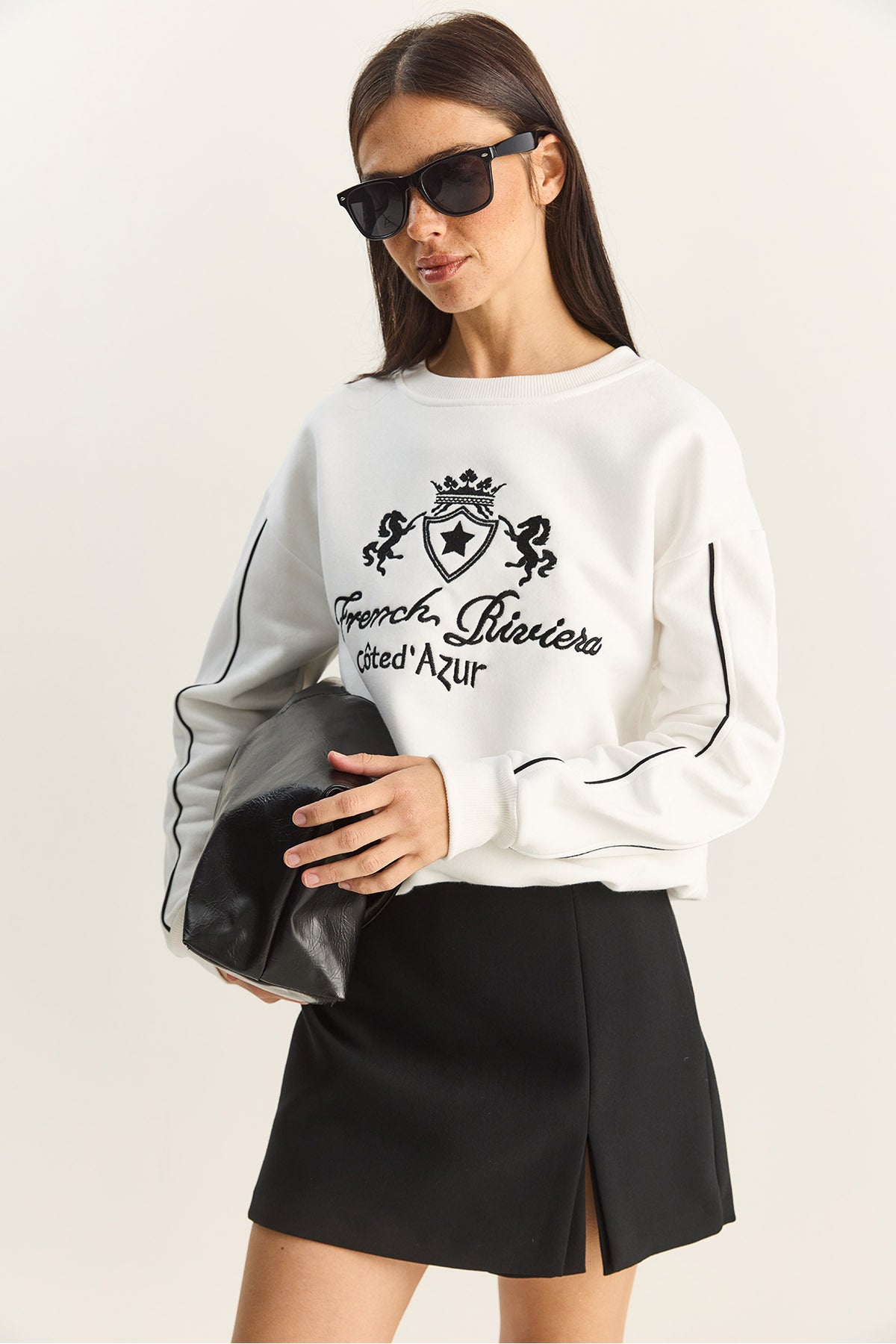 Women's Crew Neck Embroidered Three Thread Raised Sweatshirt 60601049