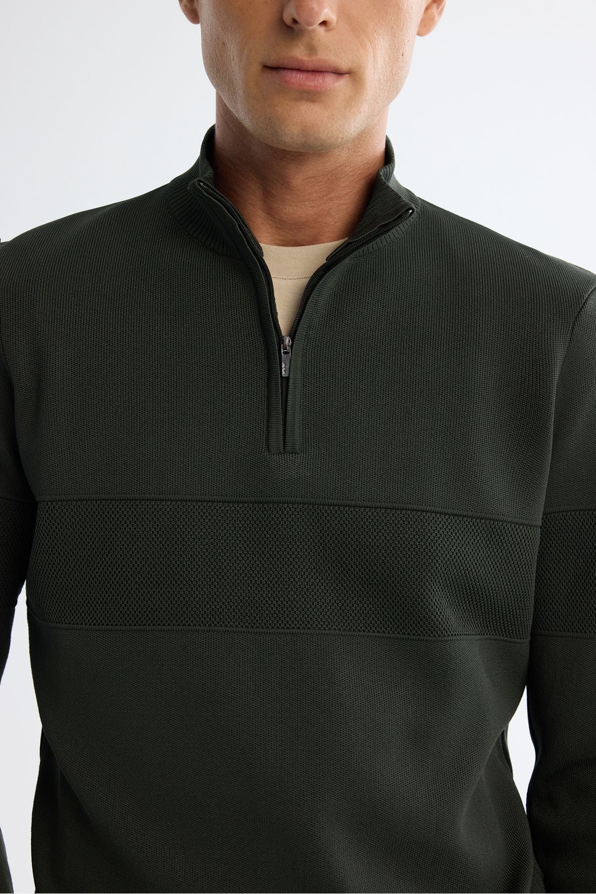 Men's Khaki Zippered upright collar front tissue detailed knitwear sweater A42Y5031