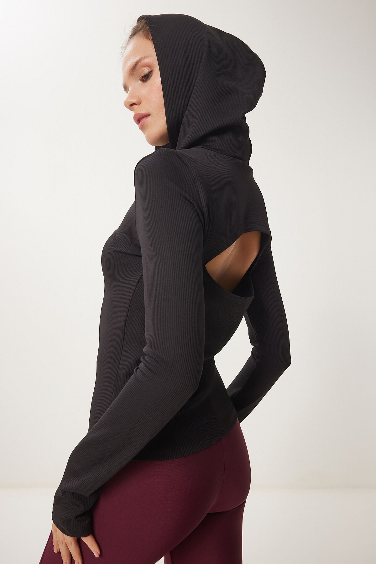 Kadın Siyah Parmak Ve Sırt Cut Out Detaylı Kapüşonlu Sweatshirt VX00004