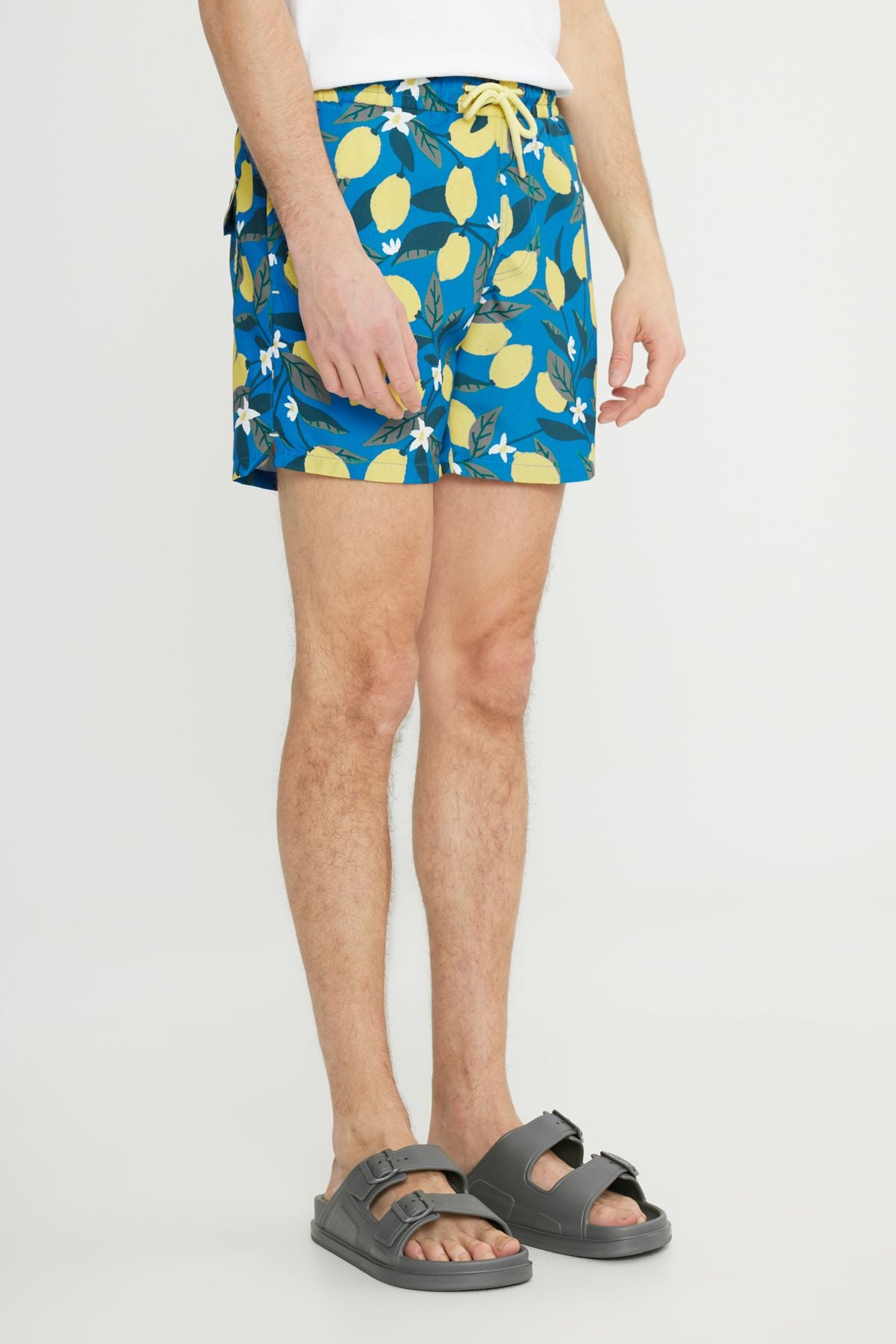 Men's Blue-Yellow Standard Fit Normal Cutting Pocket Fast Drying Patterned Mayo Sea Short