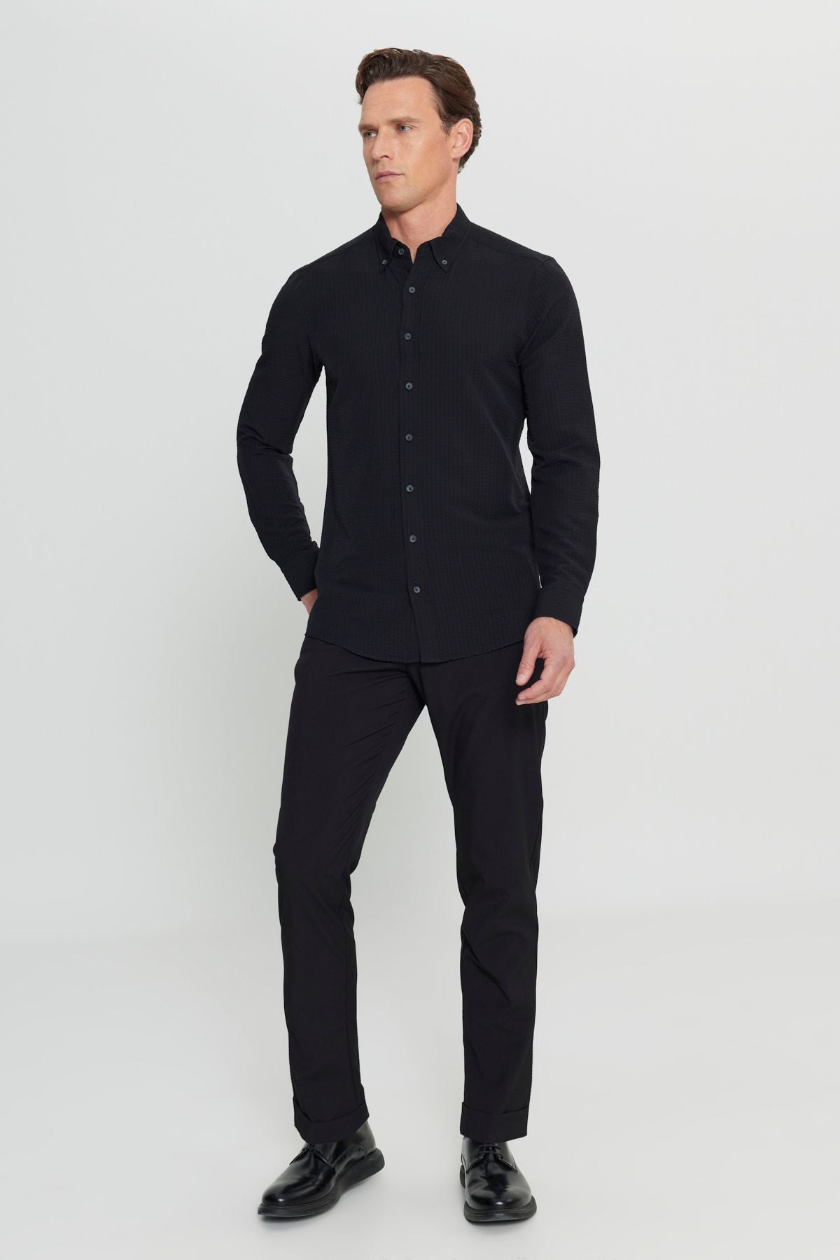 Men's black slim fit narrow -cut buttoned collar Amesty wafer patterned shirt