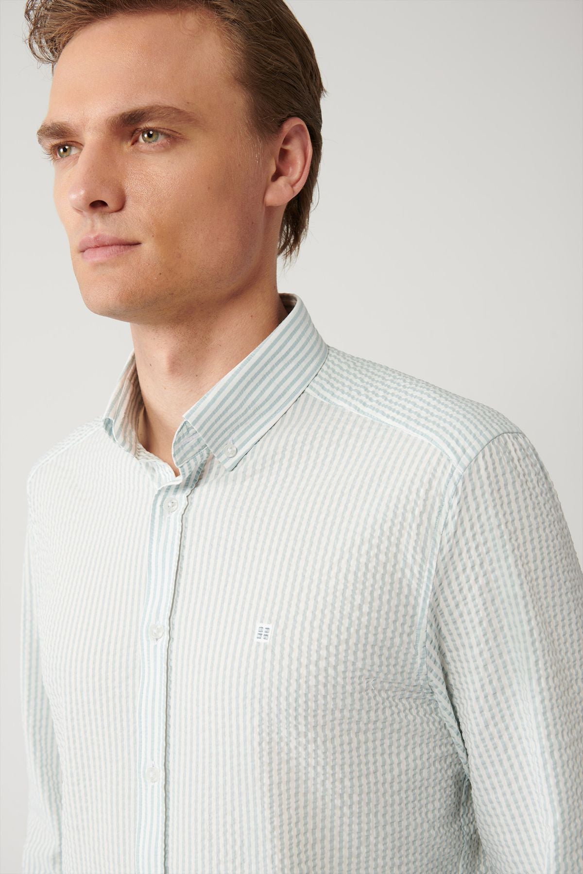 Easy ironing shirt with a lighter blue button collar waffle pocket A41y2082