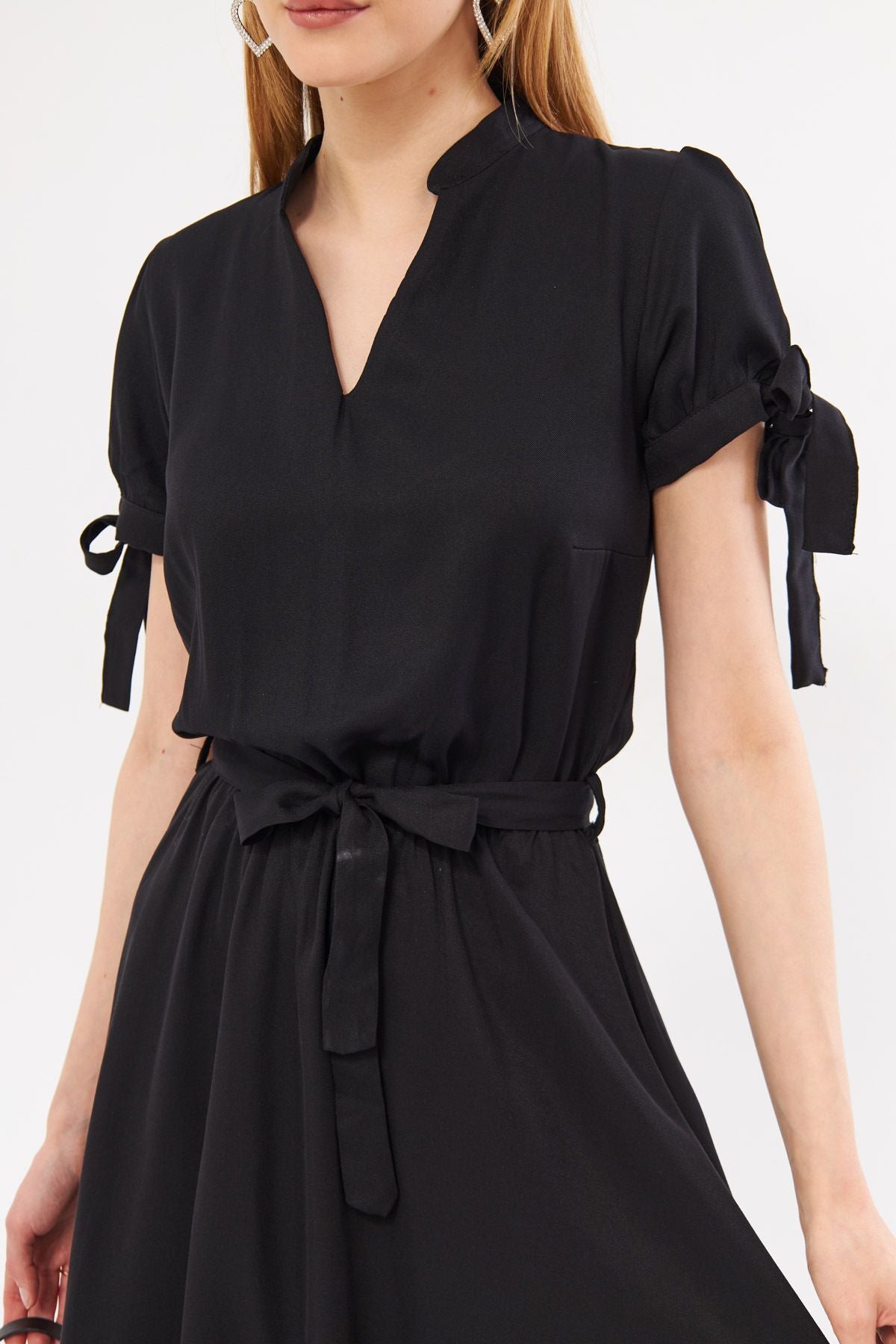 Female black dominant collar handle connected waist tire arched short dress ARM-23Y001088