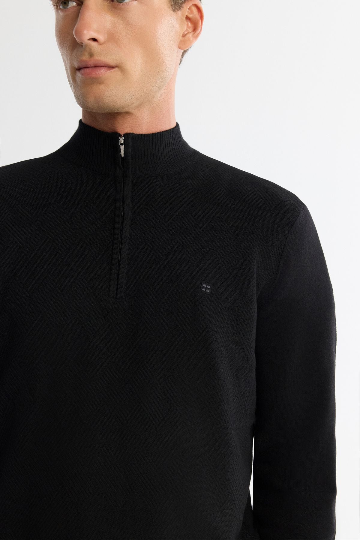 Men's black zipper upright collar soft touch knitwear sweater A42y5056