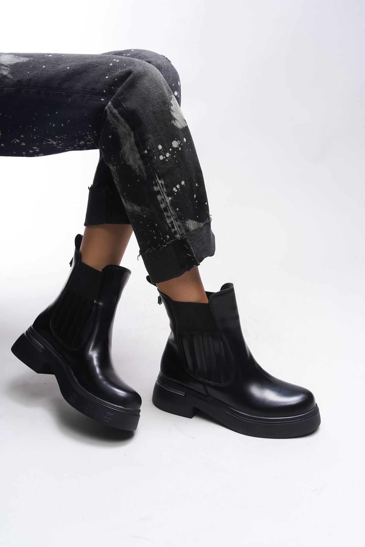 Gambling woman with a rubber chelsea boat 00123340 matte black patent leather