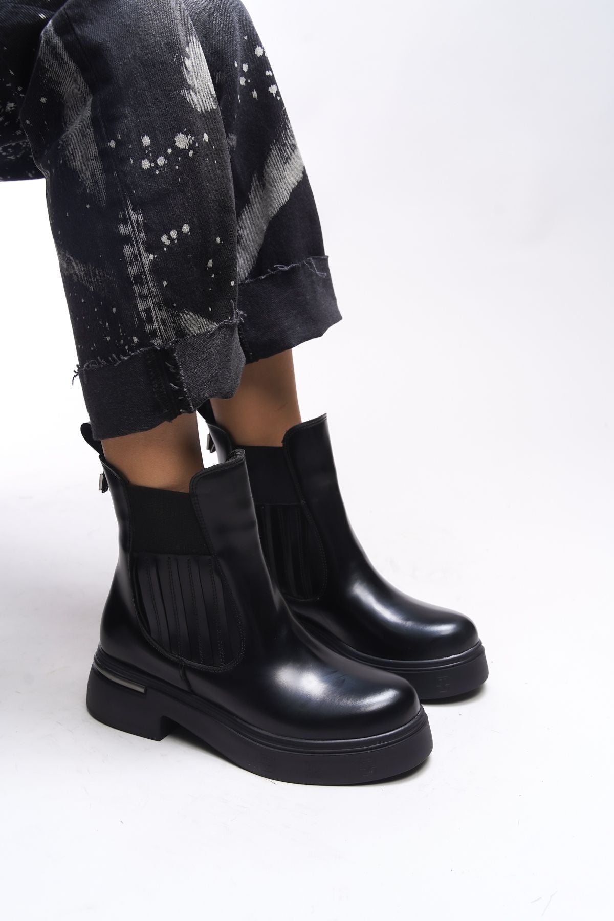 Gambling woman with a rubber chelsea boat 00123340 matte black patent leather