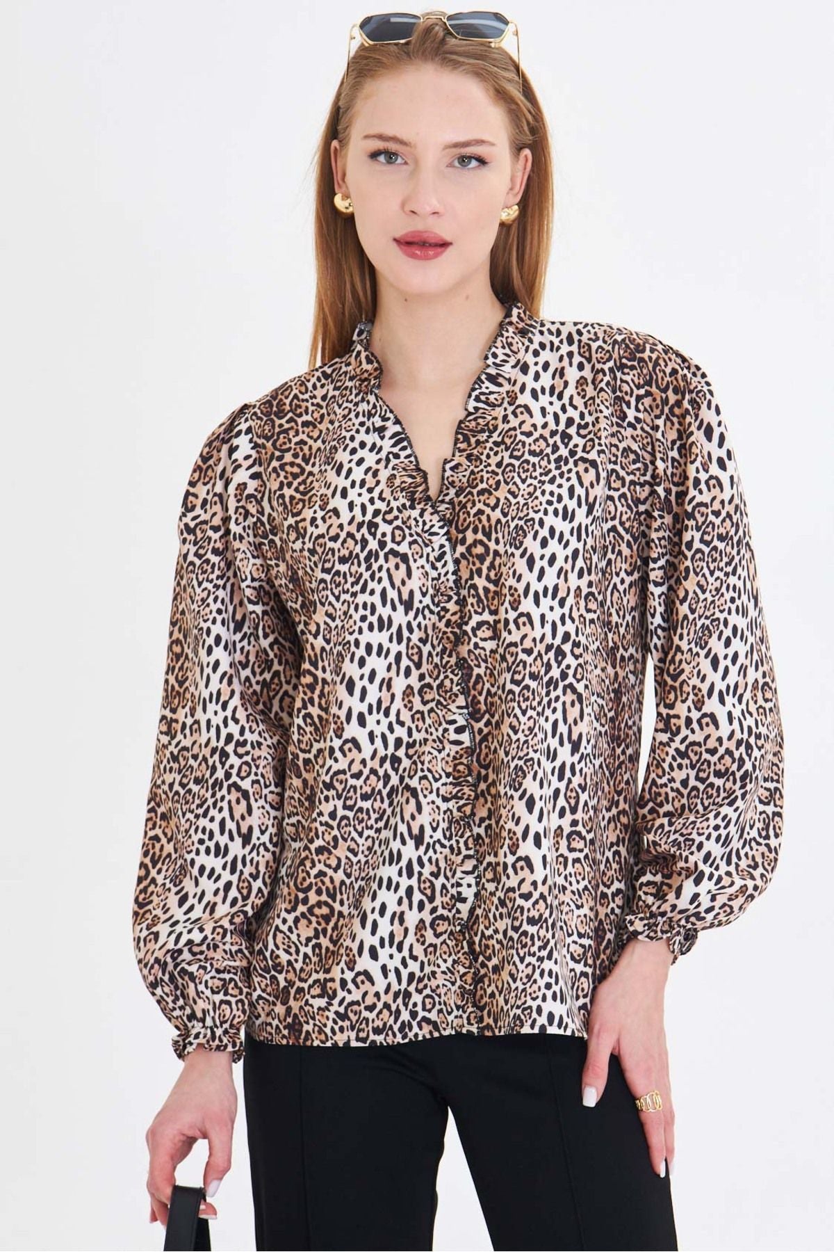 Female beige collar and frilly arms with a tire long sleeve blouse ARM-25Y001015