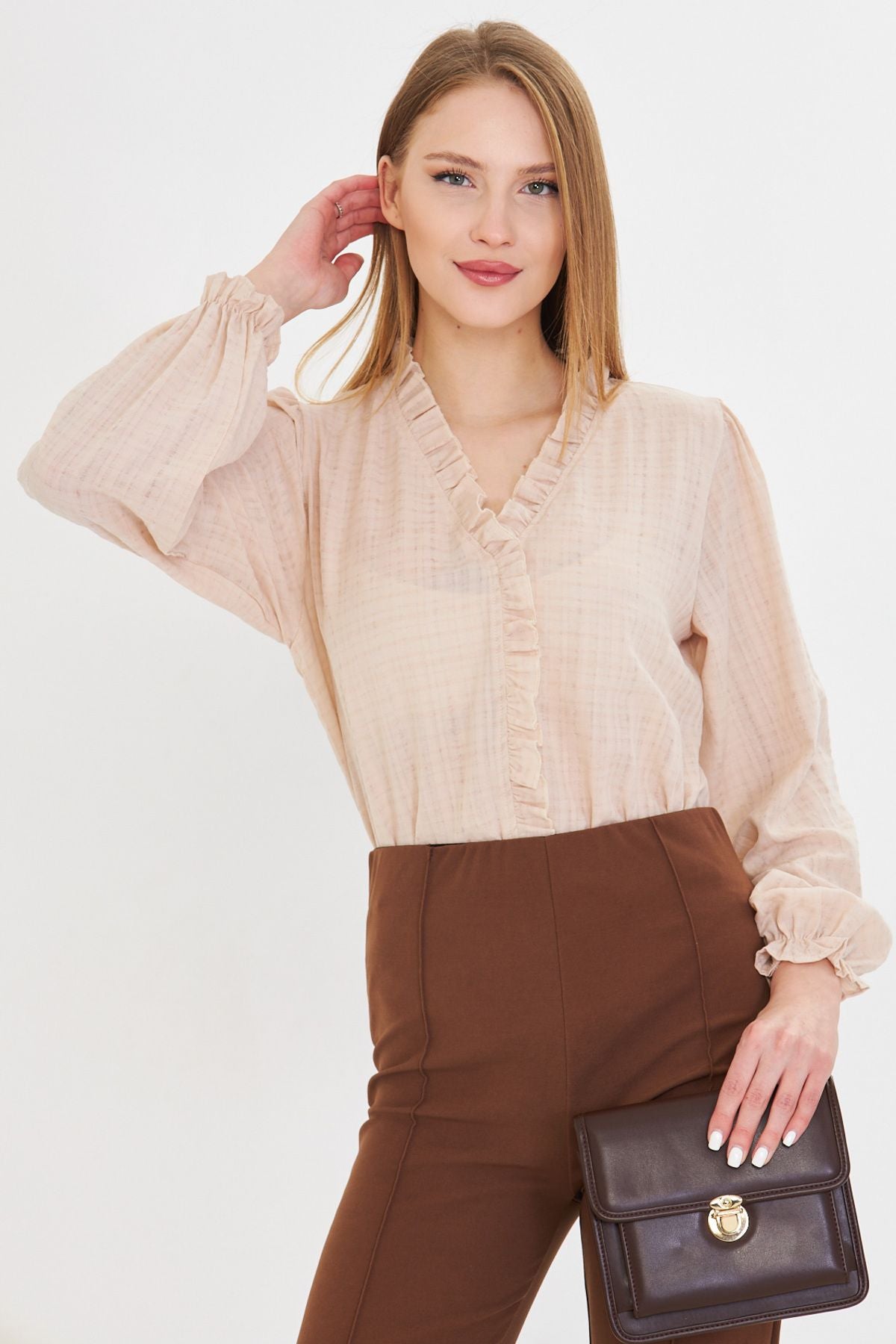 Female beige collar and in front of the frilly arms with tire long sleeve blouse ARM-25K001030