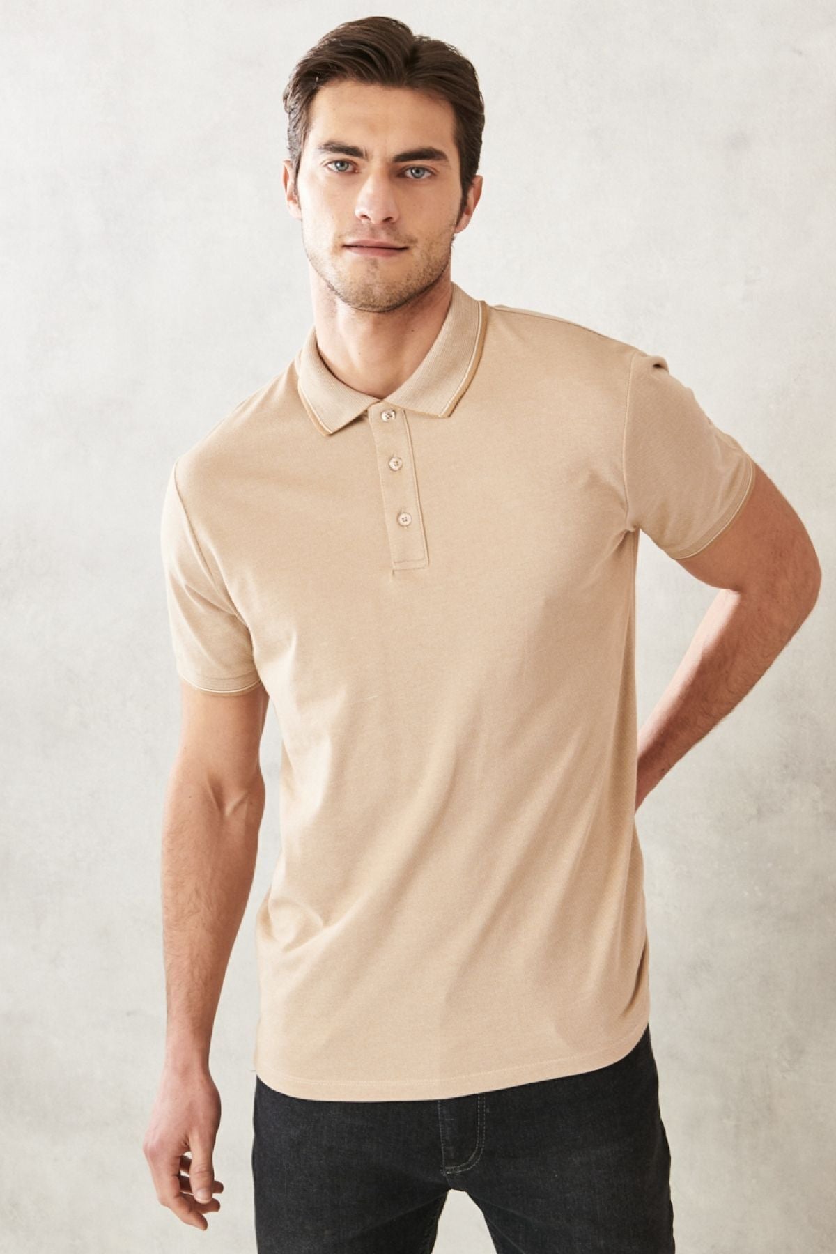 Men-Plugging Cotton Fabric Slim Fit Narrow Cut Light Beige-White Curlled Polo Yaka T-shirt