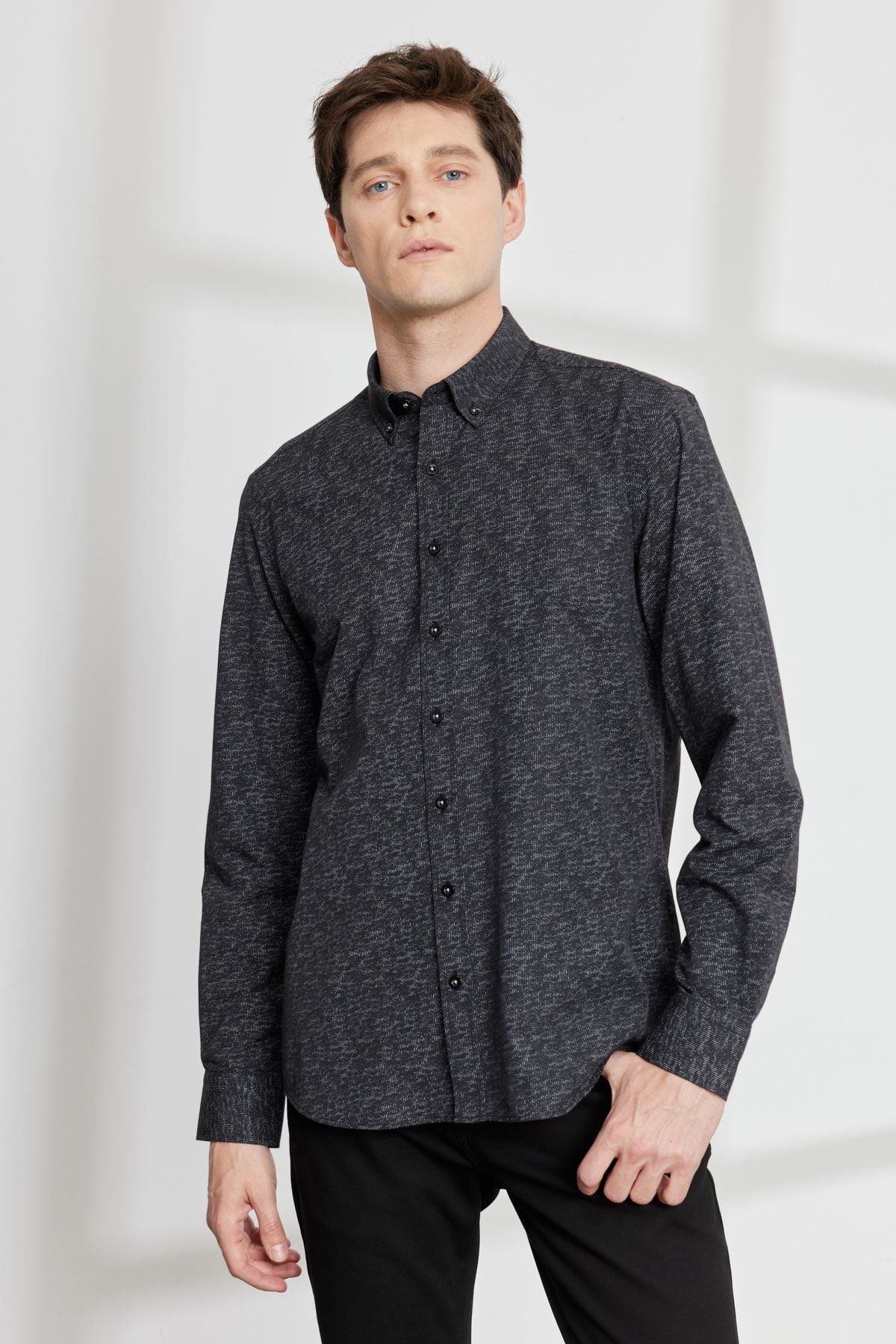 Men's white-black slim fit narrow cut buttoned collar cotton printed shirt
