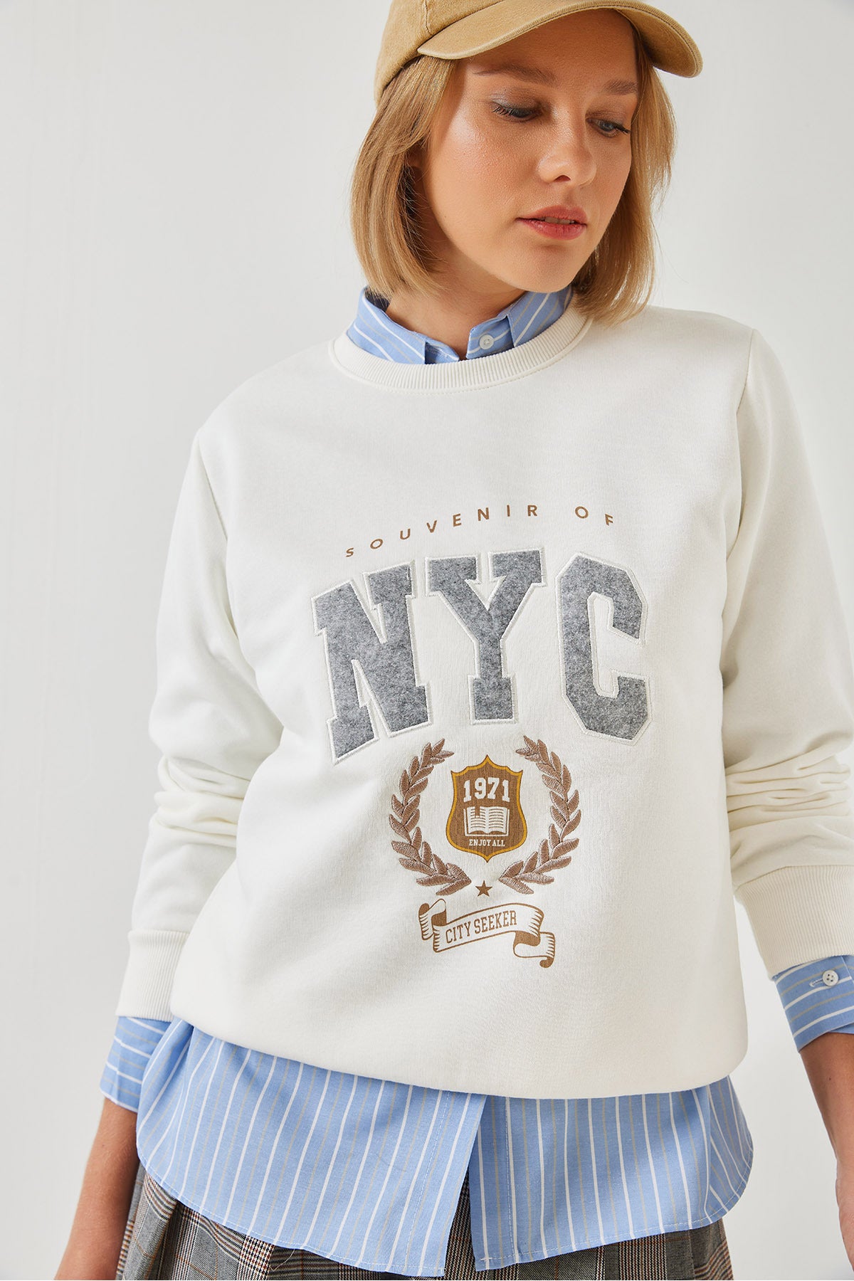 Women's Three Thread Raised Embroidered Sweatshirt 6476 60261023