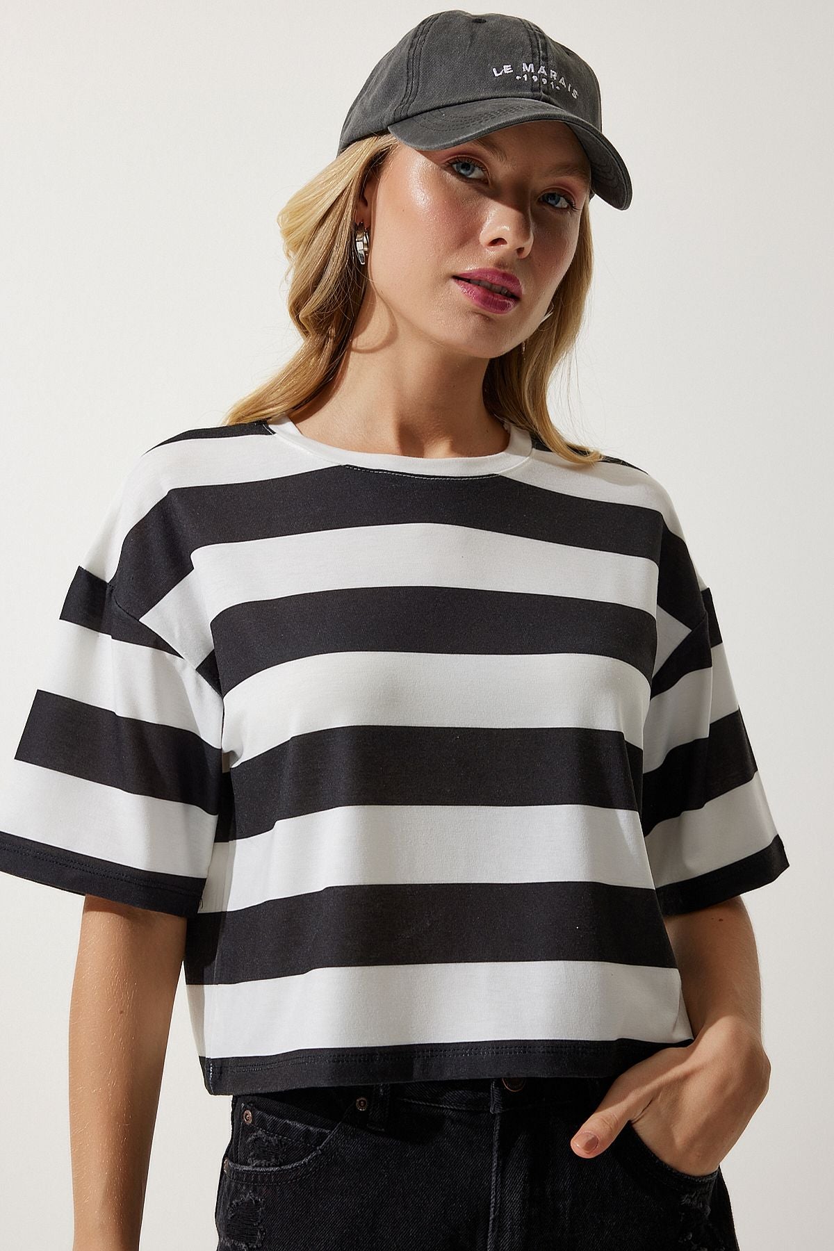 Woman White Black Bicycle Collar Striped Crop Knitting T-shirt HF00452