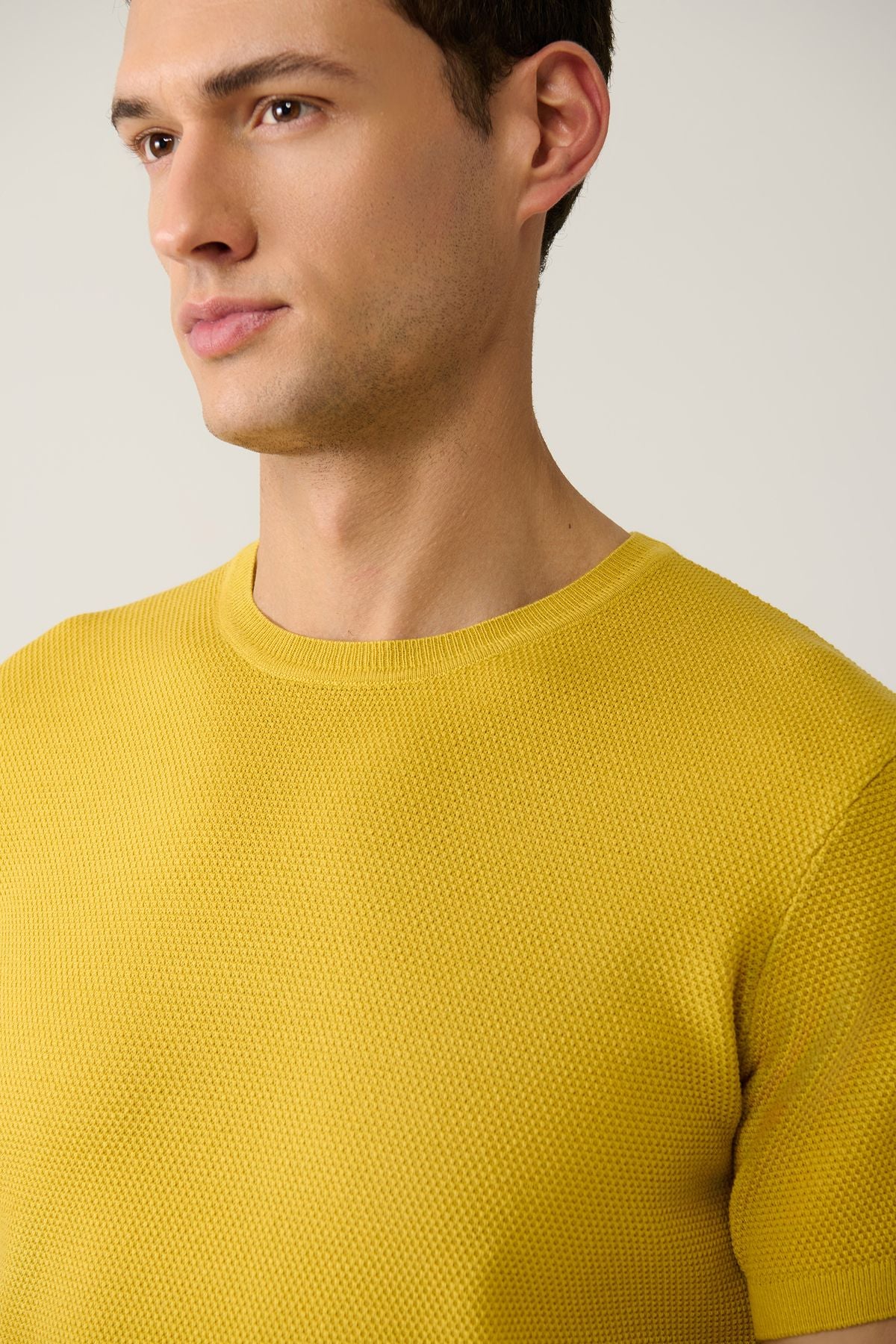 Men's mustard bicycle collar textured cotton knitwear T-shirt E005027