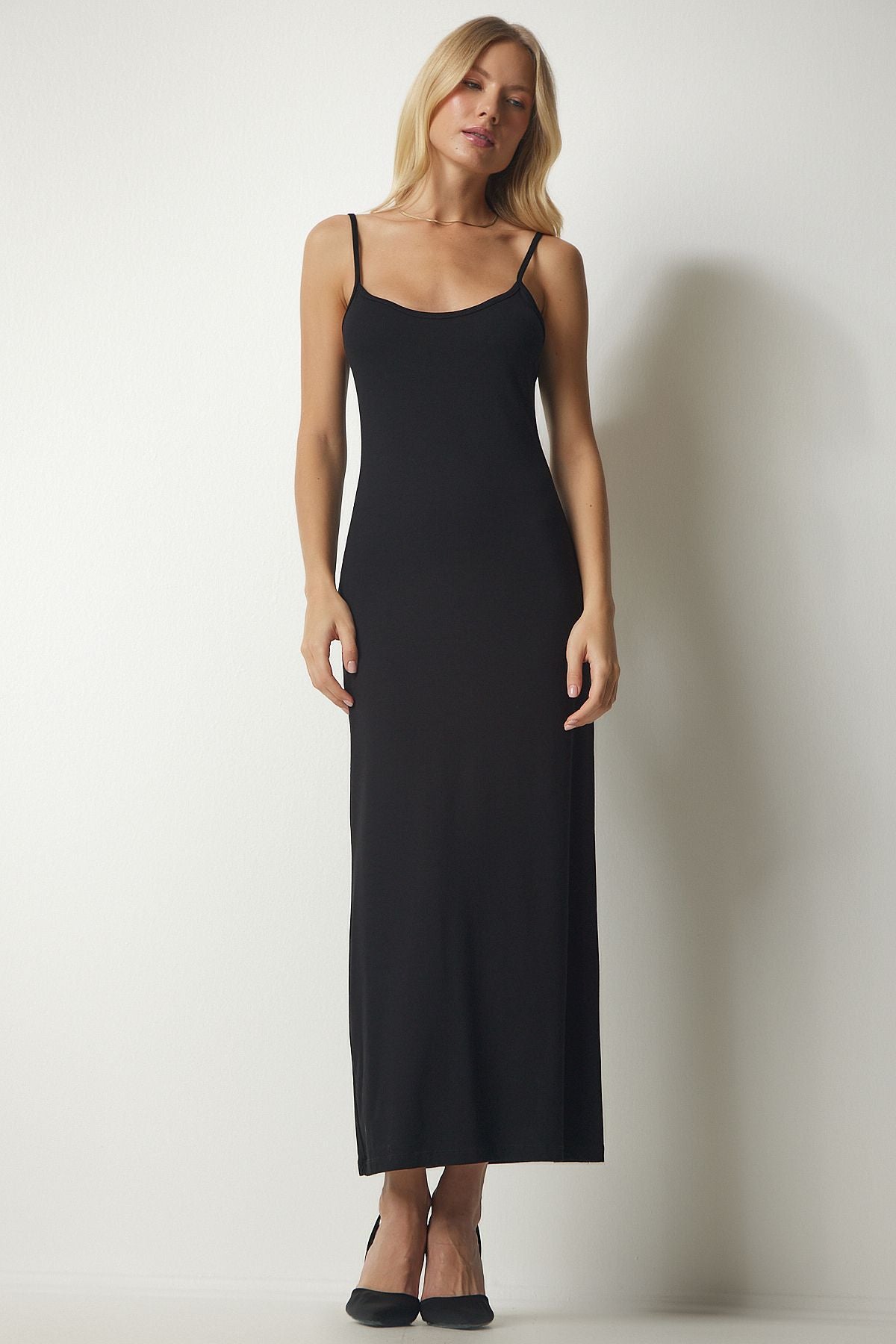 Flexible knitted dress surrounding the body with a woman black strap UB00157