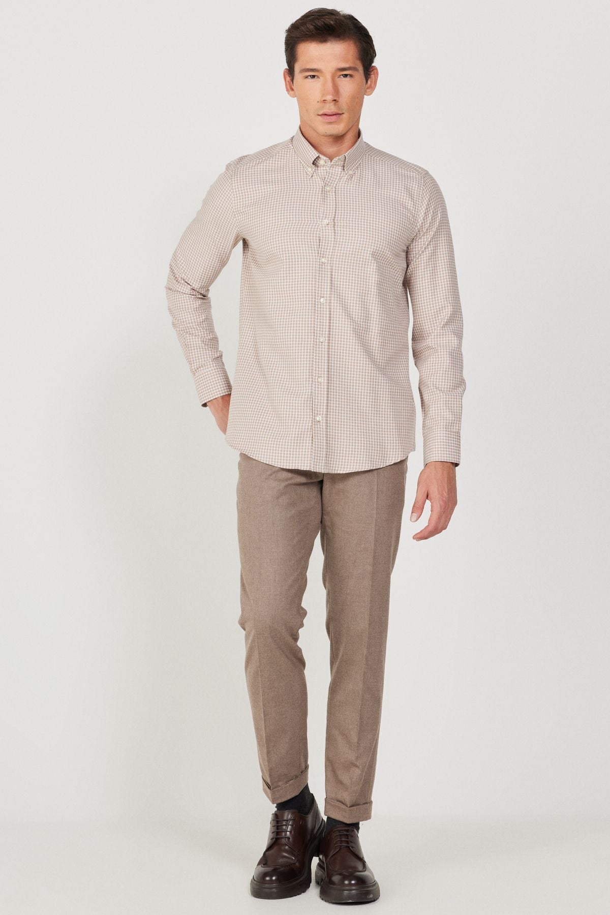Men's beige-white slim fit narrow cut buttoned collar cotton checkered shirt