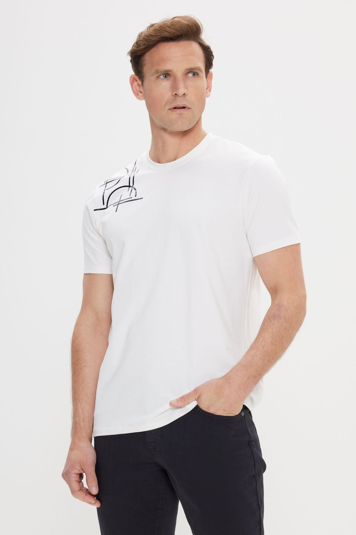 Men's white slim fit narrow cut cotton flexible printed printed bike collar t -shirt