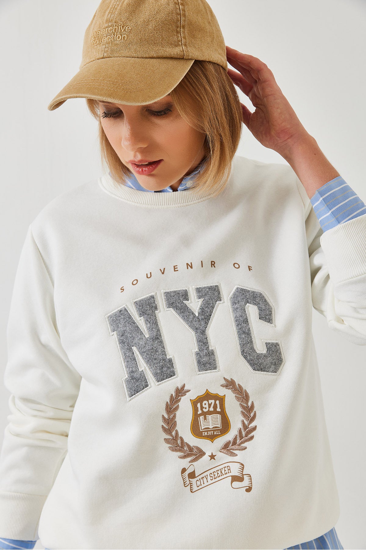 Women's Three Thread Raised Embroidered Sweatshirt 6476 60261023