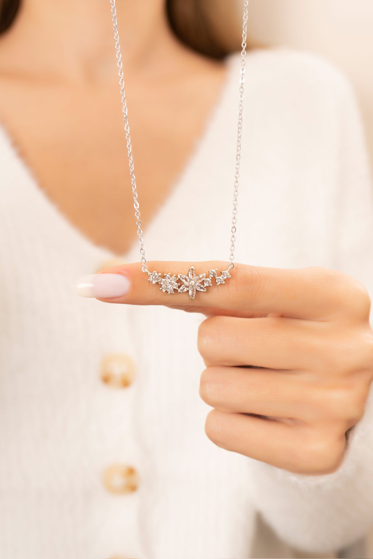 Remember Me Flower White Stone Silver Planeled Women Necklace