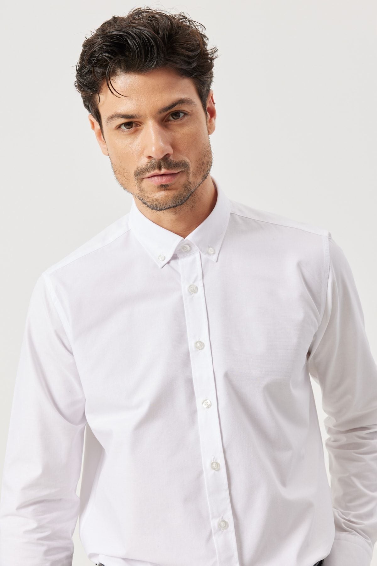 Men's white slim fit narrow cut buttoned shirt with collar patterned
