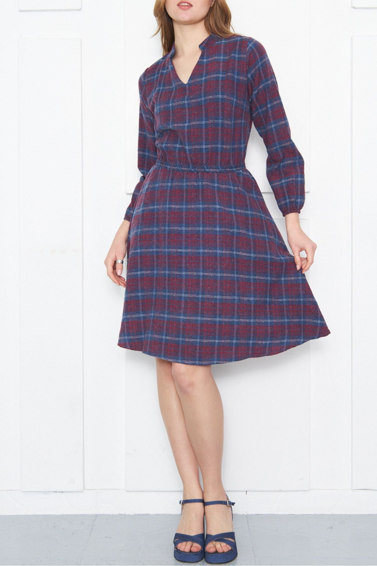 WOMEN INDIO V YAKA WALL WALL RASTE PATTERN PATTERN CLOŞ DRESS ARM-24K001041