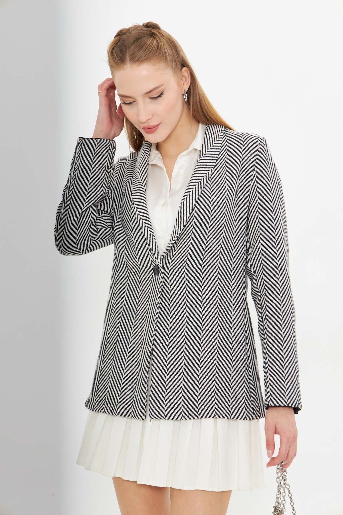 Women's black-and-white fish back pattern arm folded single buttoned stamp jacket ARM-24K001066