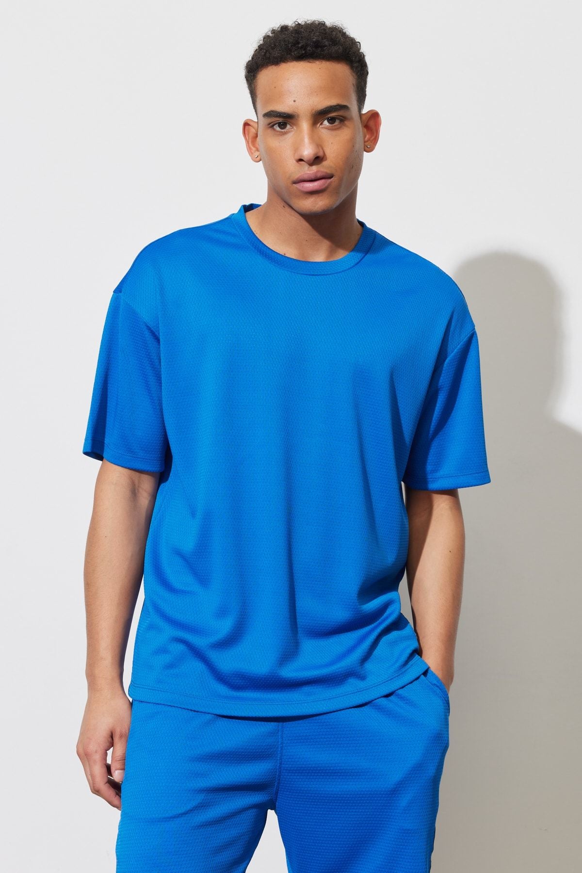 Men's Saks Blue Loose Fit Bicycle Collar Soft textured Sports T -shirt