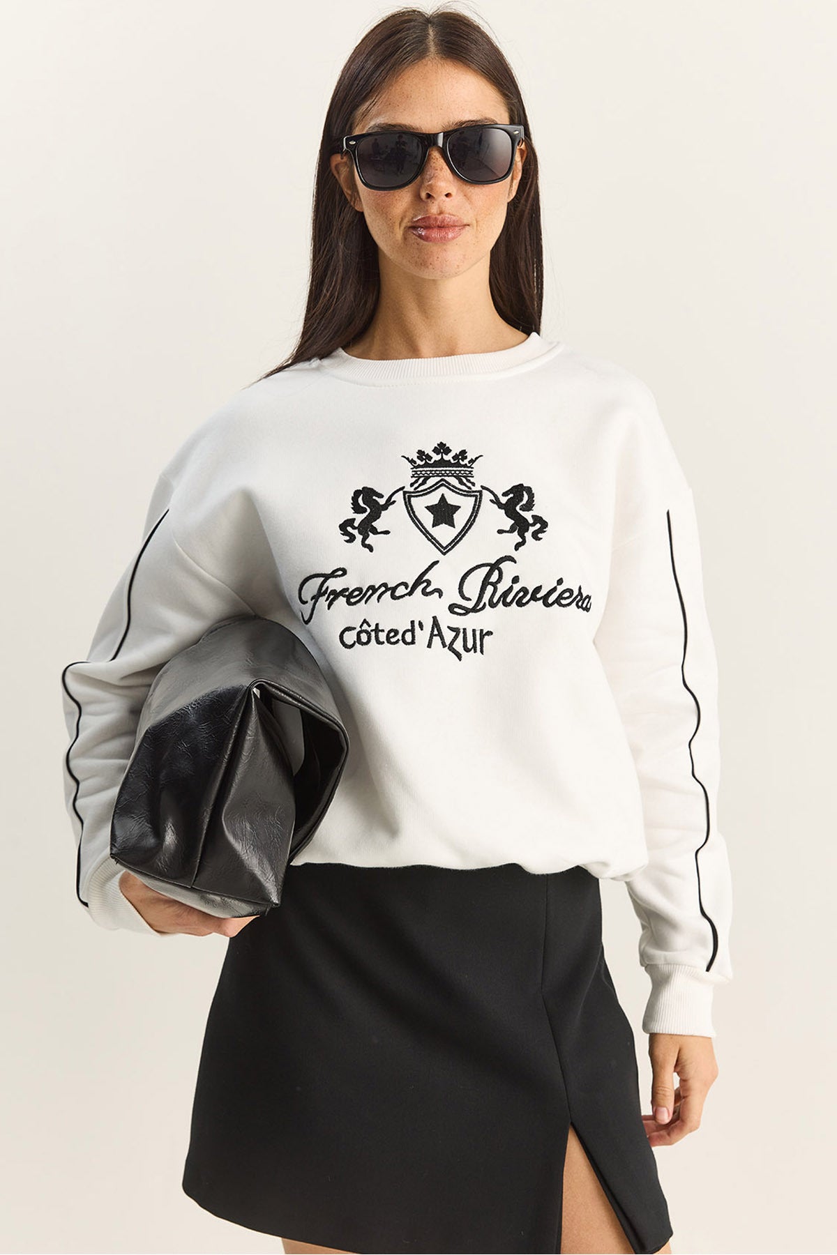 Women's Crew Neck Embroidered Three Thread Raised Sweatshirt 60601049