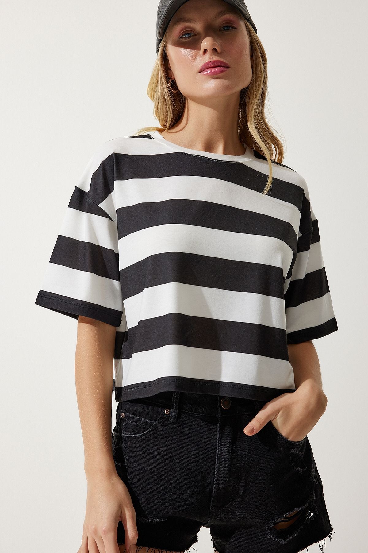 Woman White Black Bicycle Collar Striped Crop Knitting T-shirt HF00452