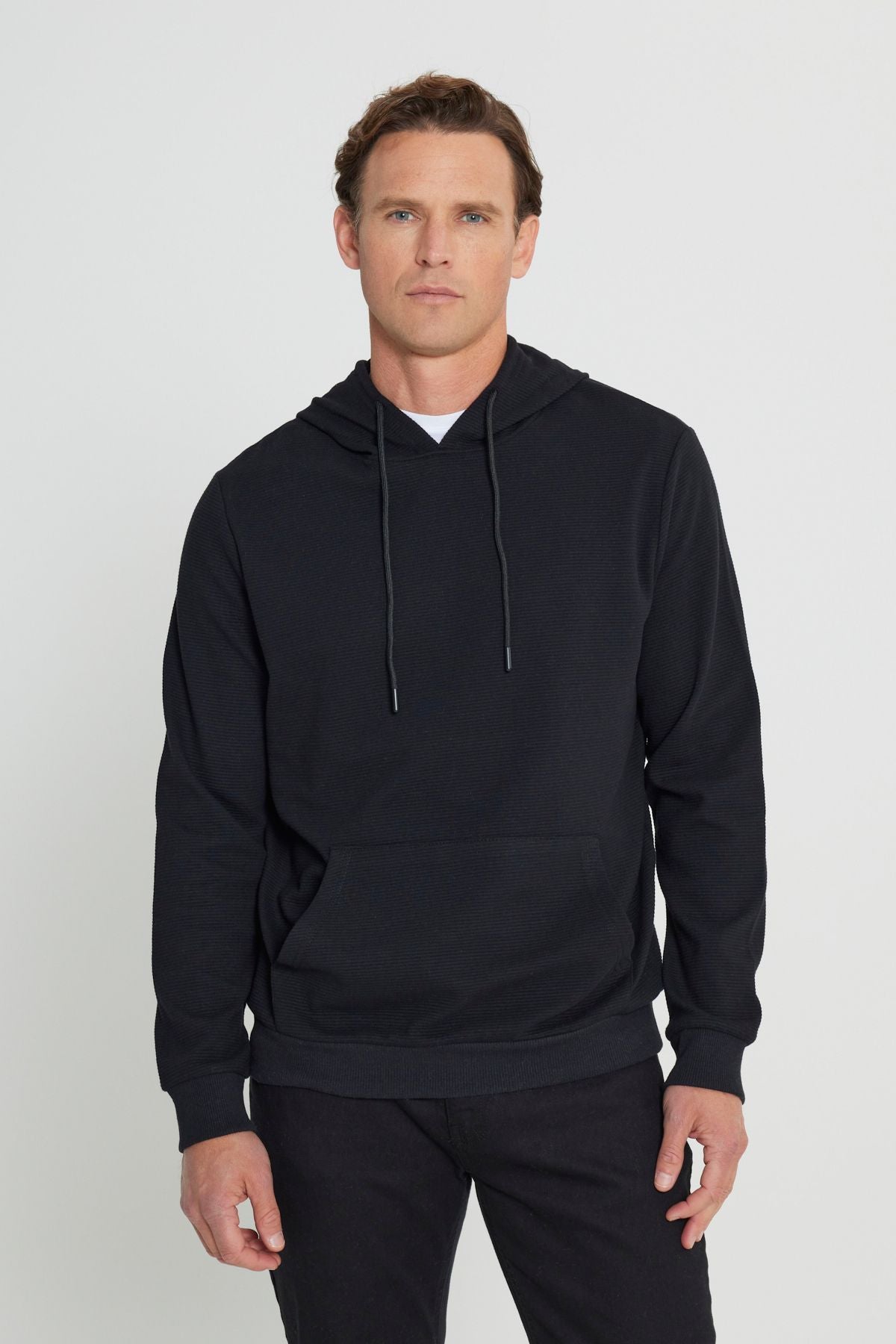 Men's black 2 yarn hot holding standard fit normal cutting hooded textured pocket sweatshirt
