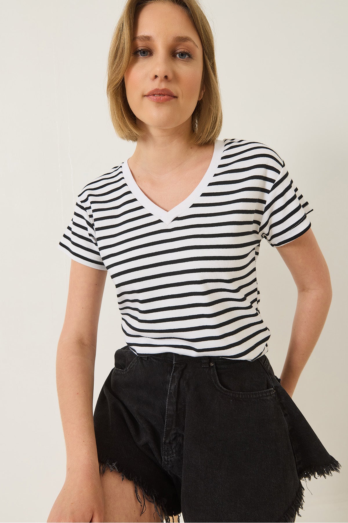 Women's V-Neck Striped Comfortable Fit Basic T-Shirt 60283205