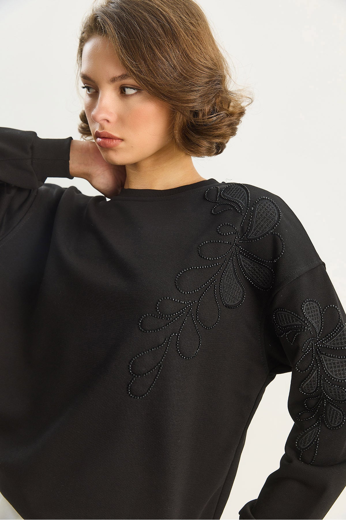 Women's Crew Neck Floral Embroidery and Beaded Sweatshirt 1562 60283633