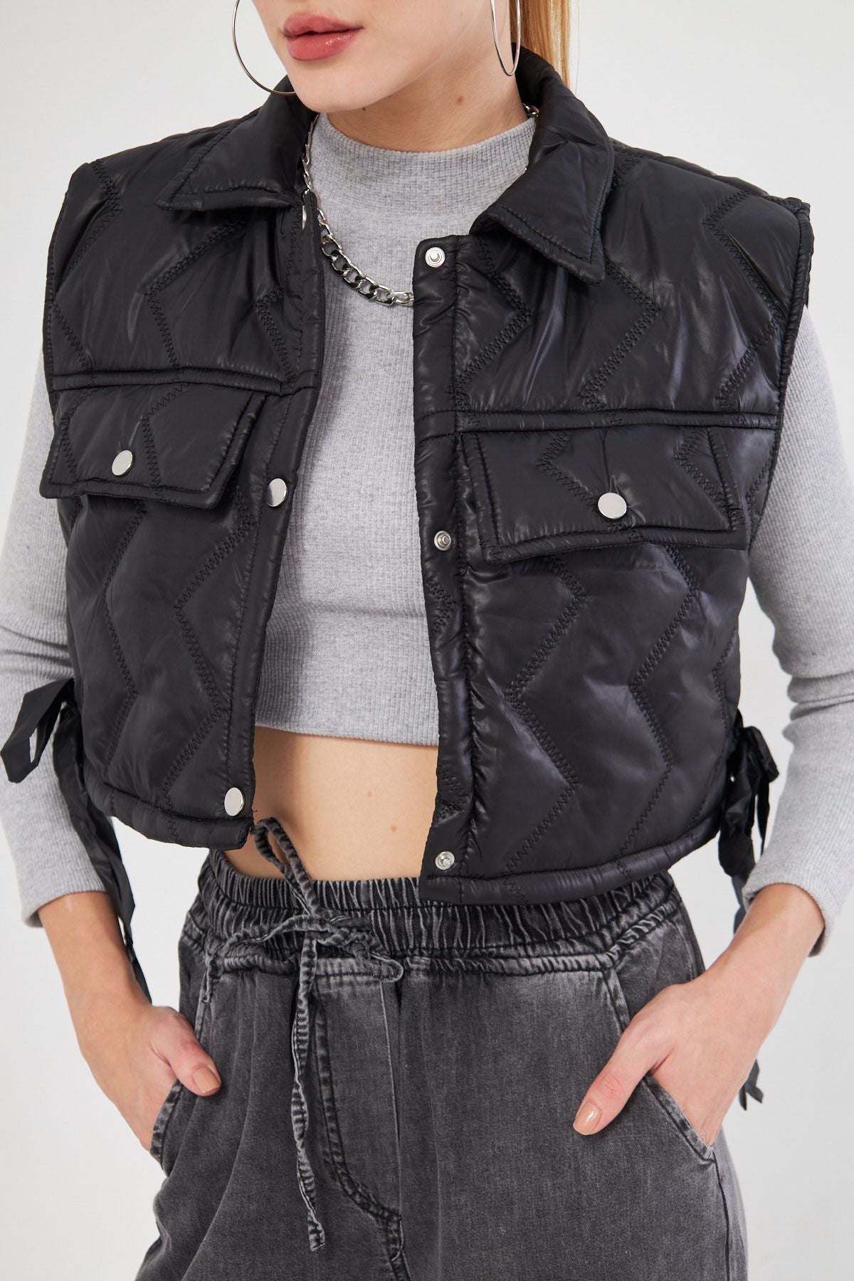 Female Black Sides Connecting Detailed Pocket Crop Vest ARM-25K025007