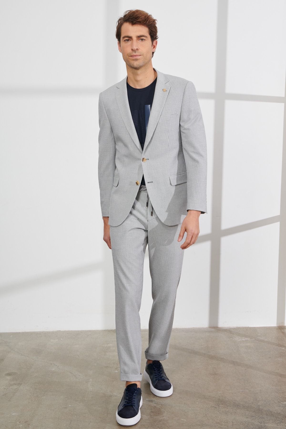 Men's gray slim fit narrow cutting mono collar wafer patterned suit suits