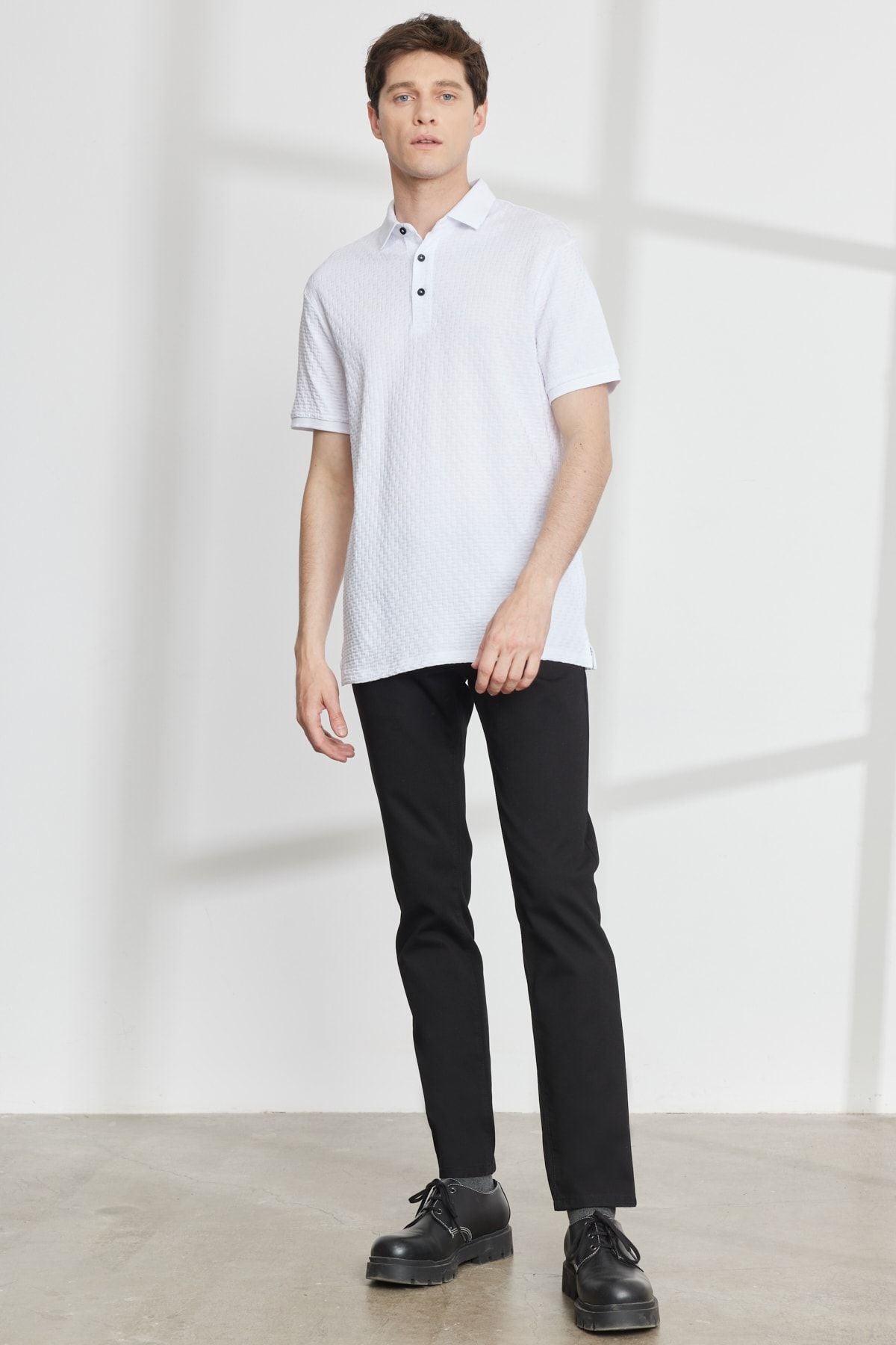 Men's white slim fit narrow cut bike bike collar jacquard short sleeve t -shirt