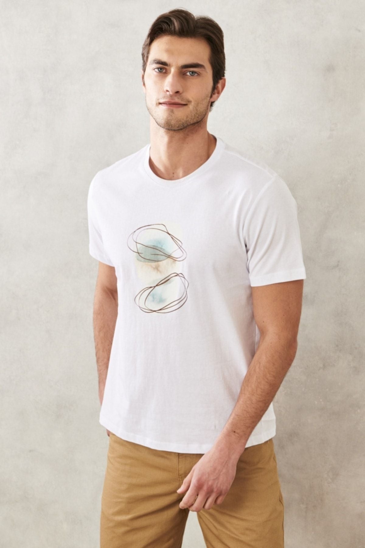 Men's white slim fit narrow cut 100 %cotton bike collar printed T -shirt
