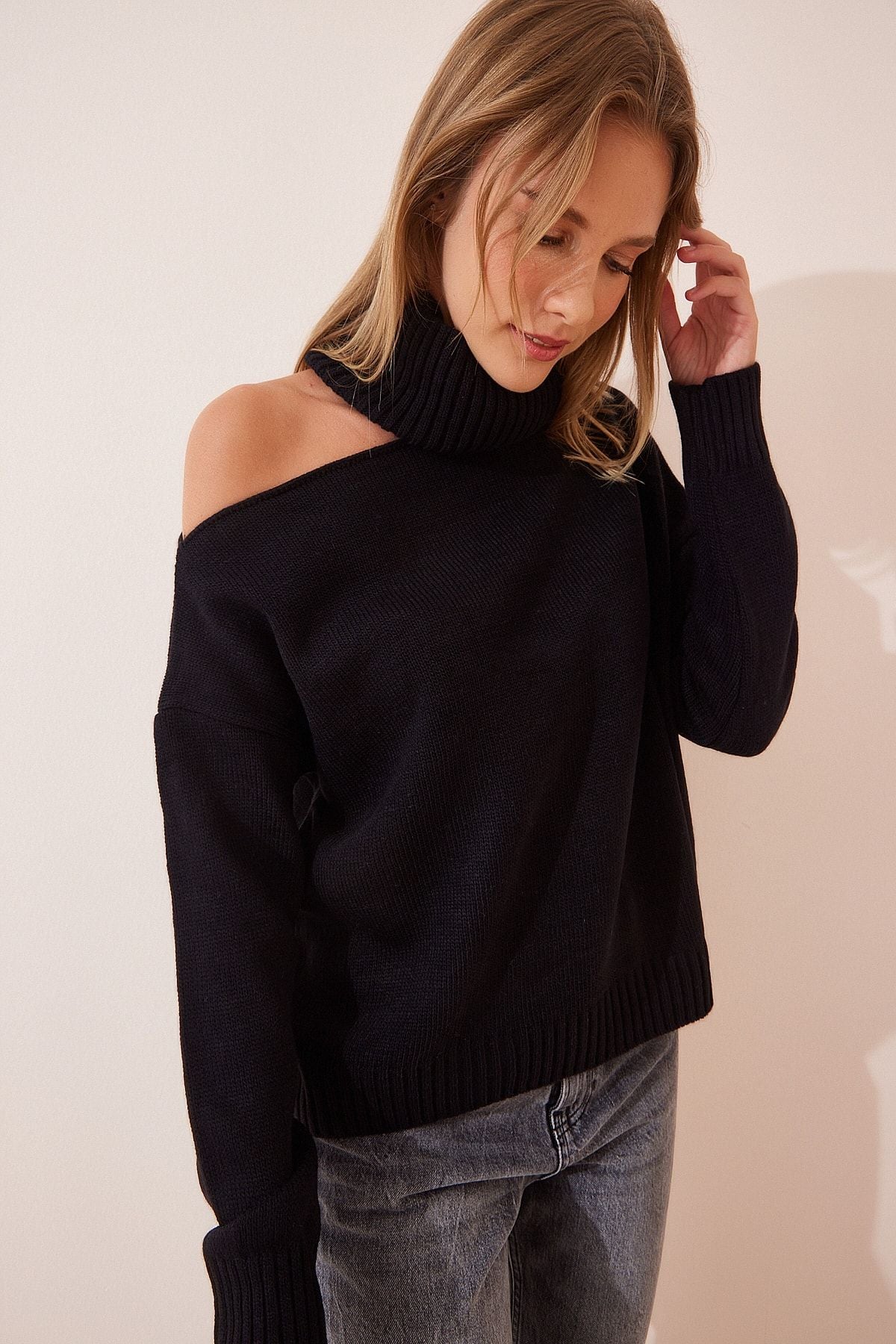 Female Black Cut Out detailed fisherman collar knitwear sweater pn00068