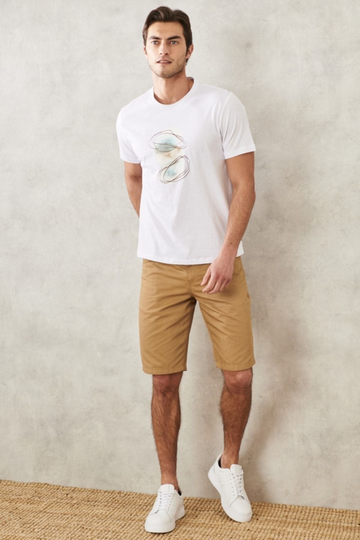 Men's white slim fit narrow cut 100 %cotton bike collar printed T -shirt