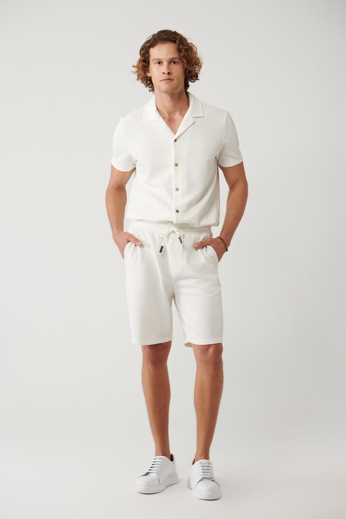 Men's white side with baklava motifs with jacquard shorts A41y3640
