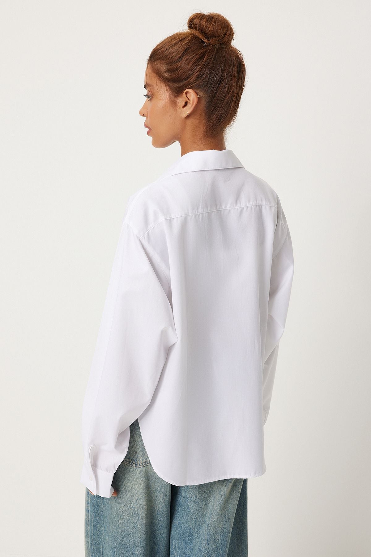Woman with white pocket overwheel shirt FN03248