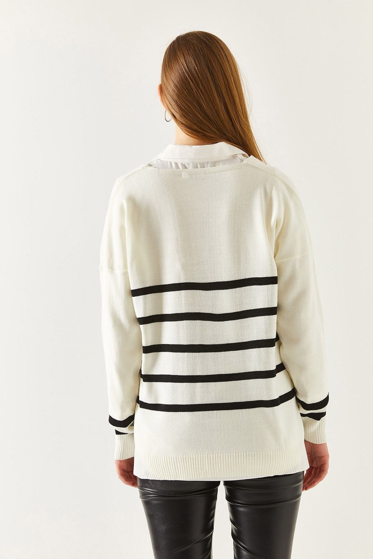 WOMEN ECRU V YAKA striped front short back long sweater ARM-20K012008