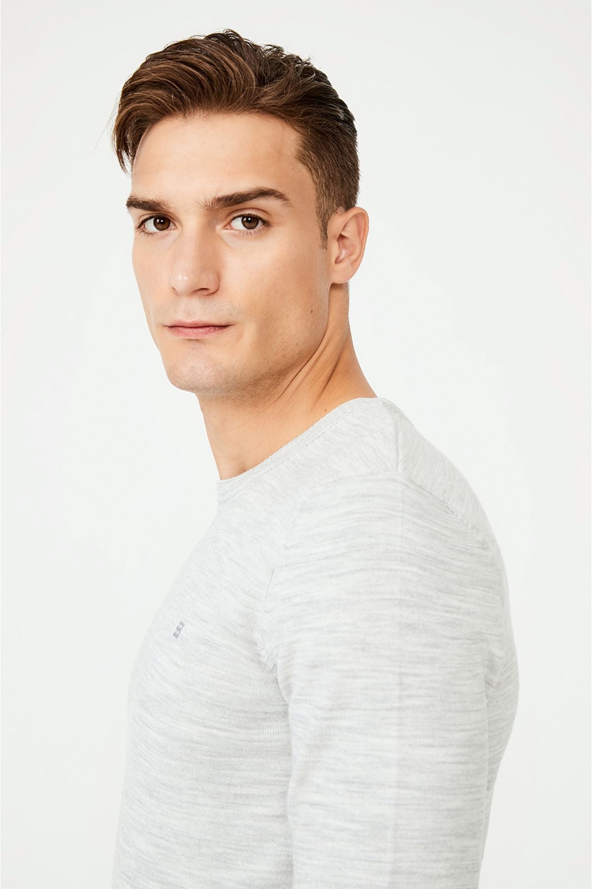 Men's light gray bike collar -free knitwear sweater E005000