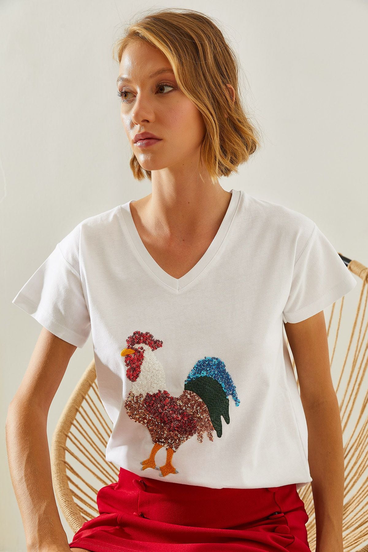 Woman V-Neck Rooster Patterned Color Payet Embroidered T-shirt 60251472