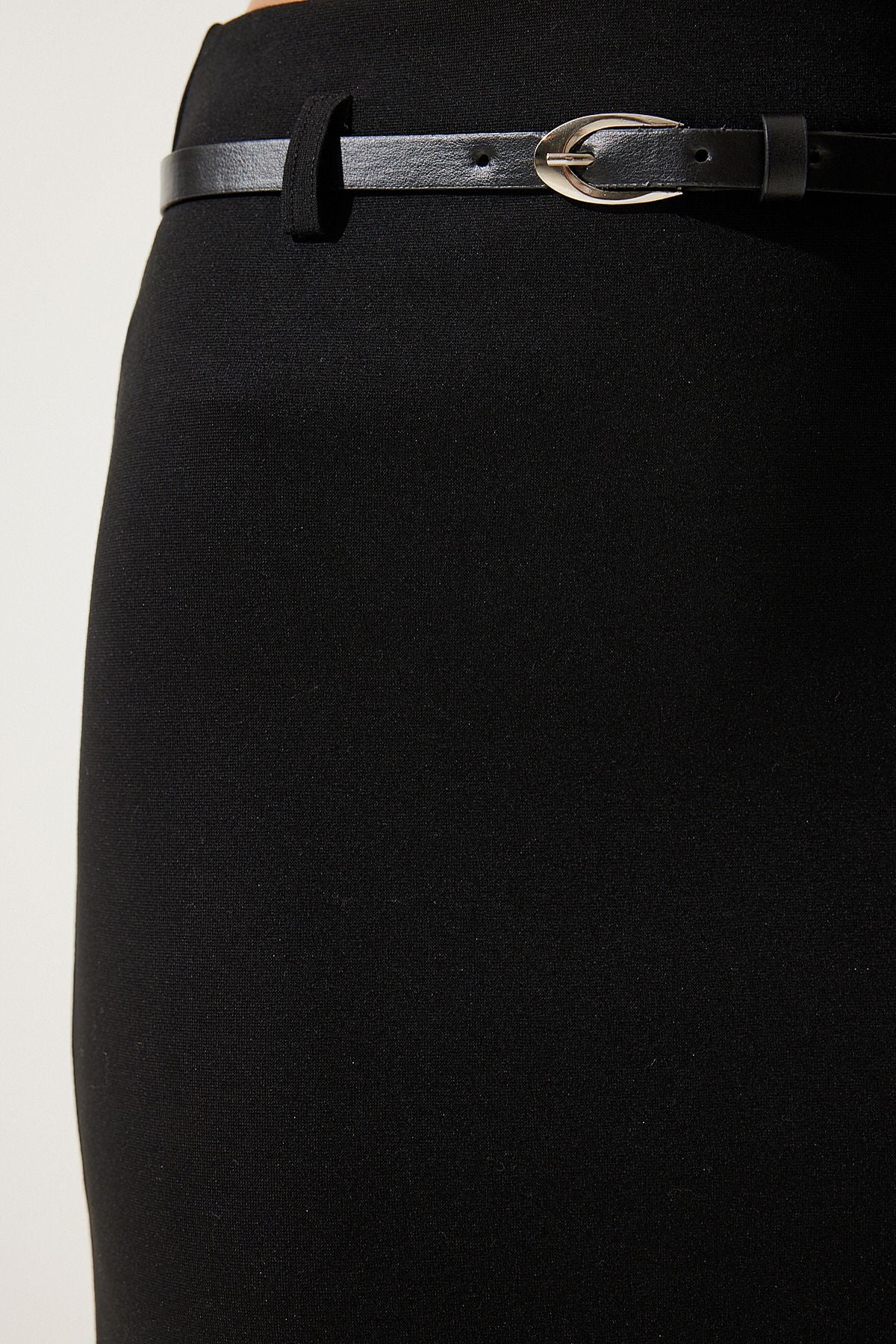 Female black arched thick knitted skirt UB00262