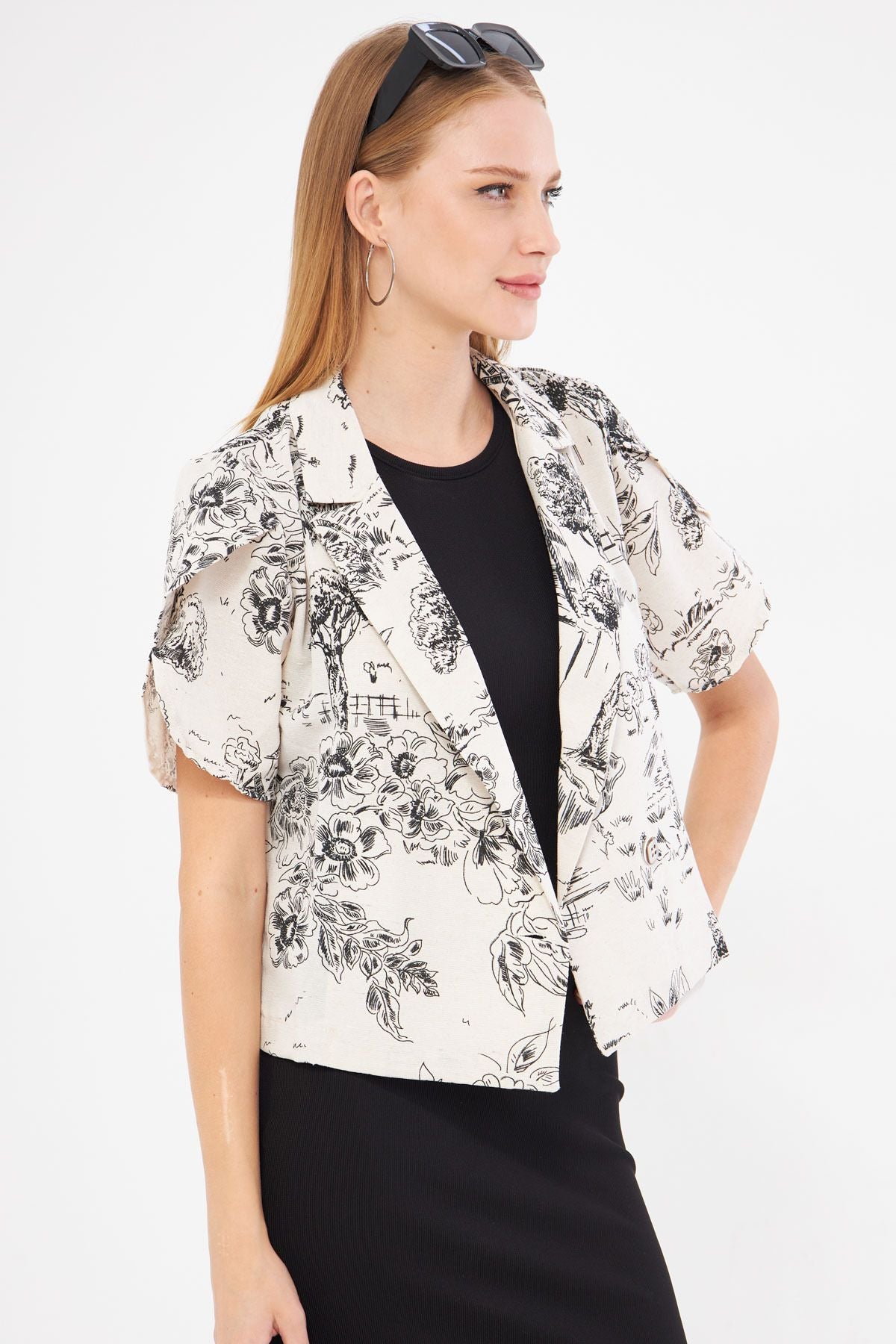 WOMEN'S BLACK-FLOAD LINTED PATTERN PATTERN Handle Slit Crop Short Sleeve Jacket ARM-24Y001095